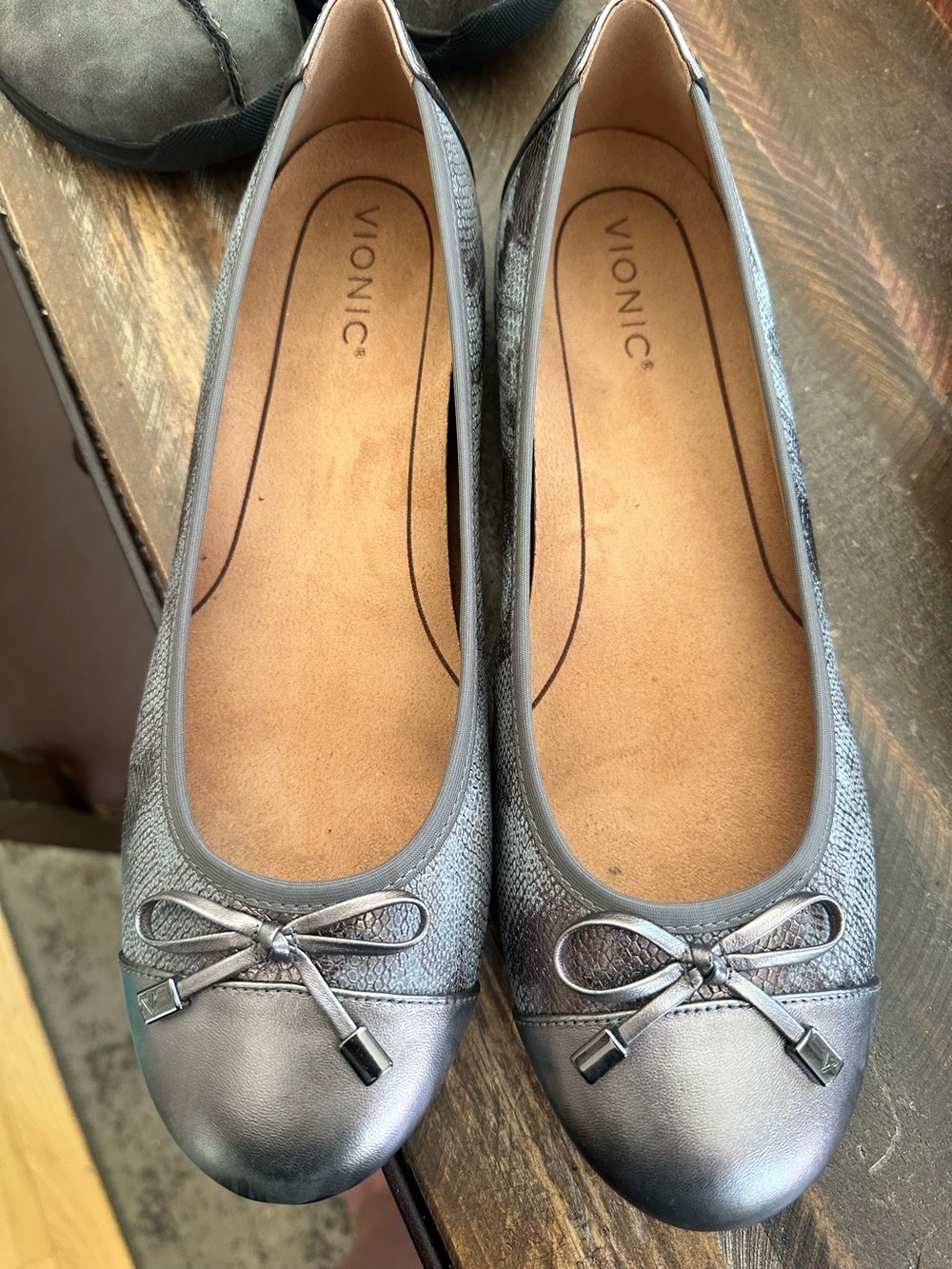 Vionic Silver Metallic Ballet Flats with Bow